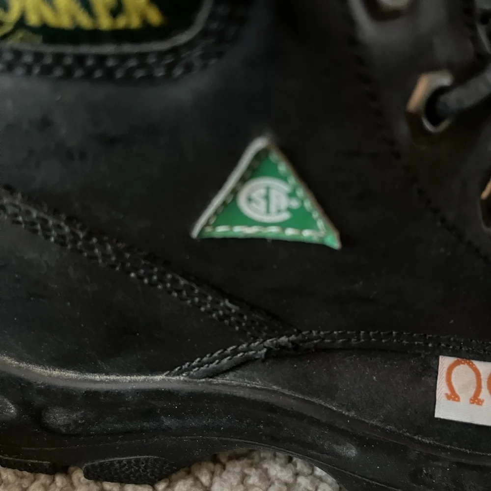 Size 6.5 CSA approved work boots - Picture 4 of 10
